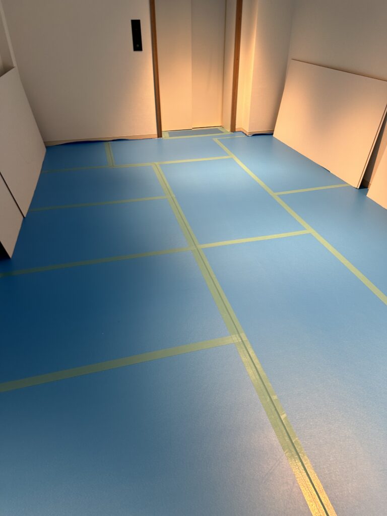サトー運送が施工したエレベーター前の床の養生。
