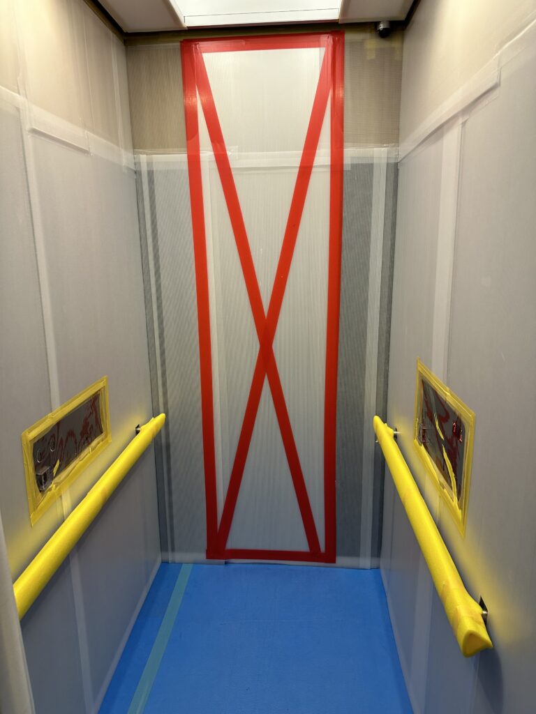 サトー運送が施工したエレベーター内の清潔で確かな養生写真。