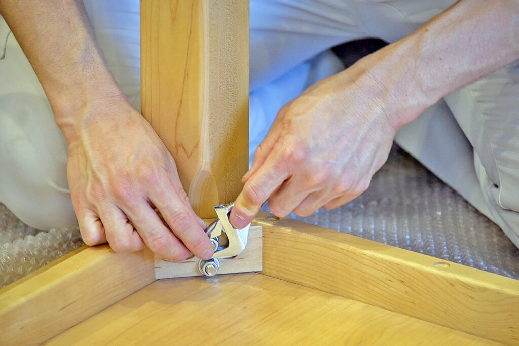 家具の組立をするサトー運送の作業員の手元。