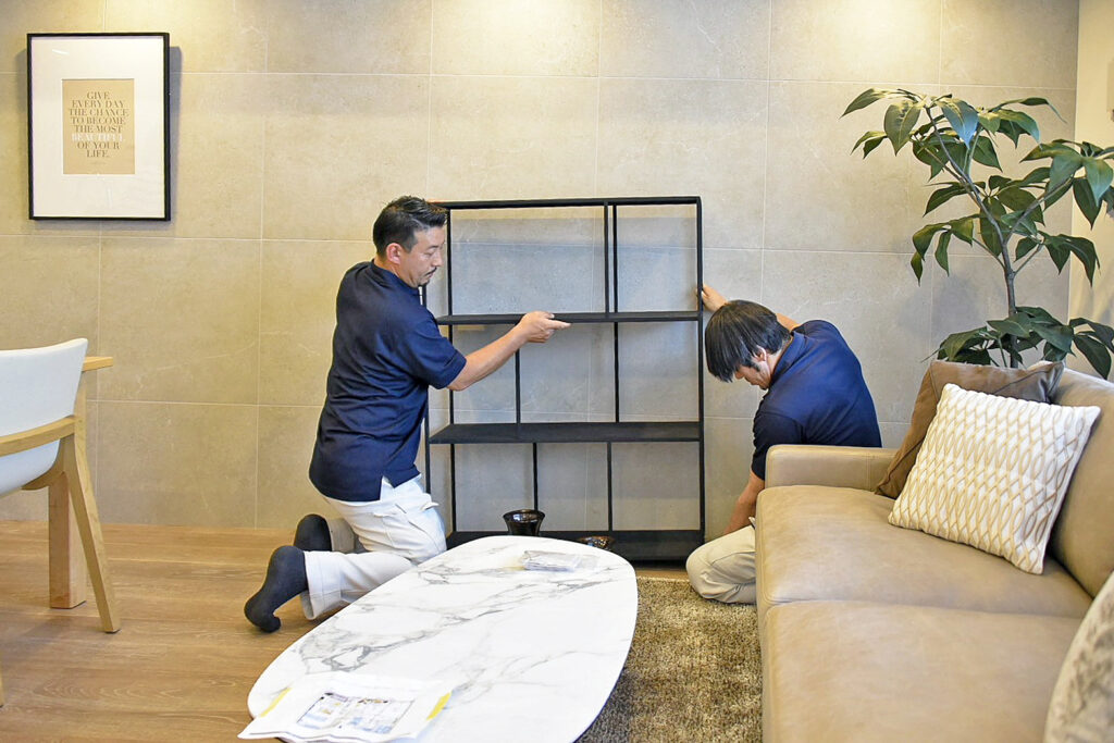 2人で棚を置くサトー運送の作業員。