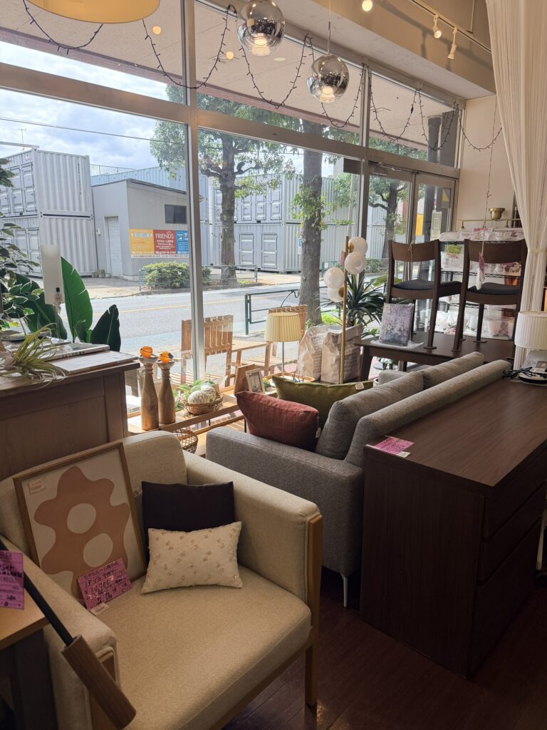 ソファーや椅子が並ぶ